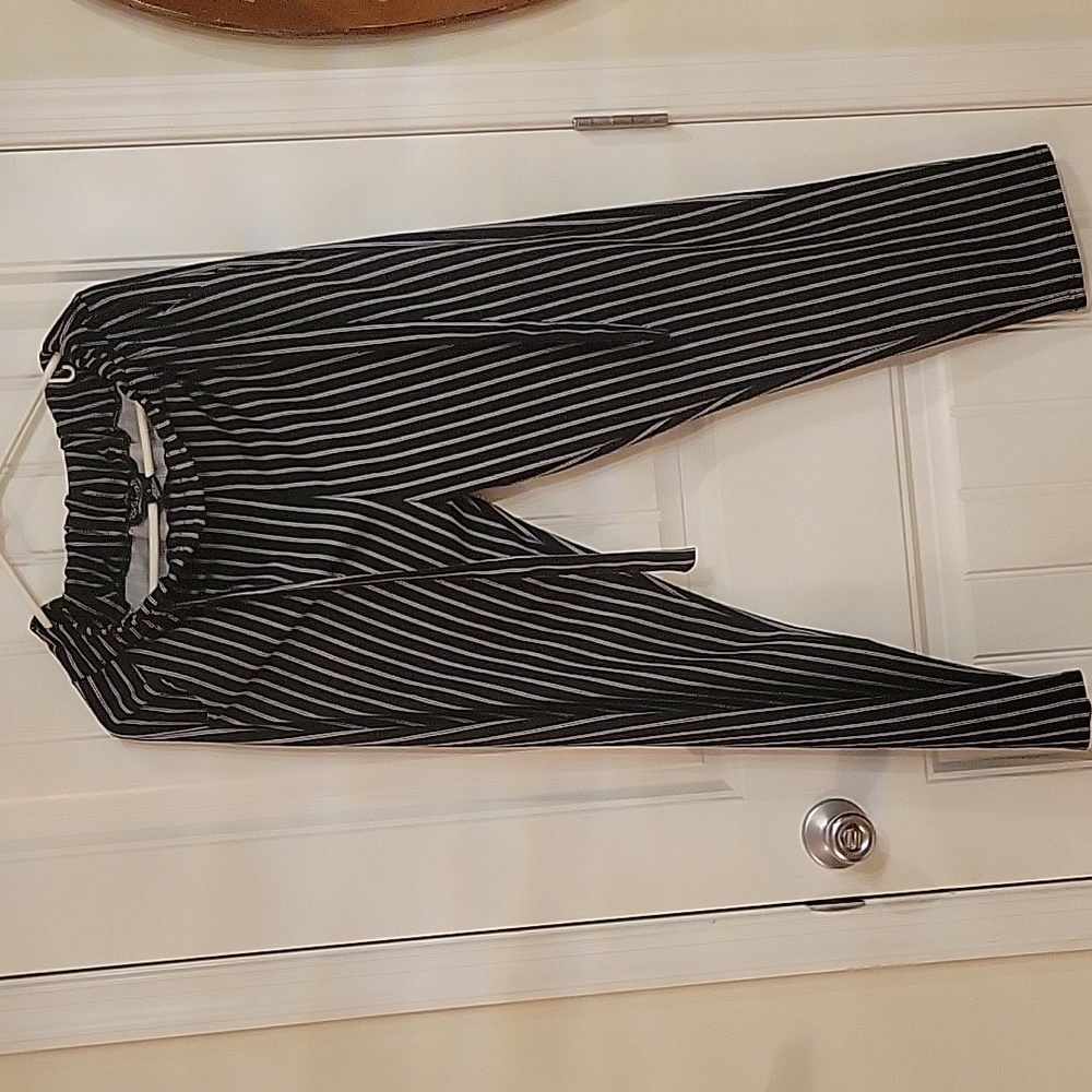 Soho Apparel Black and White Pant. Strip Challis Tie front pan.Sz L.
